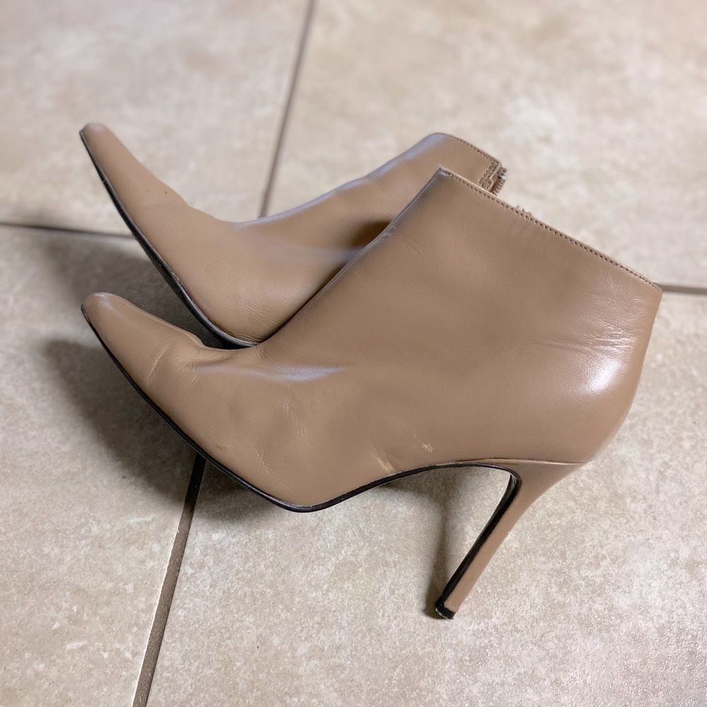 Colin Stuart Women’s Tan Pointed Toe Heeled Booties